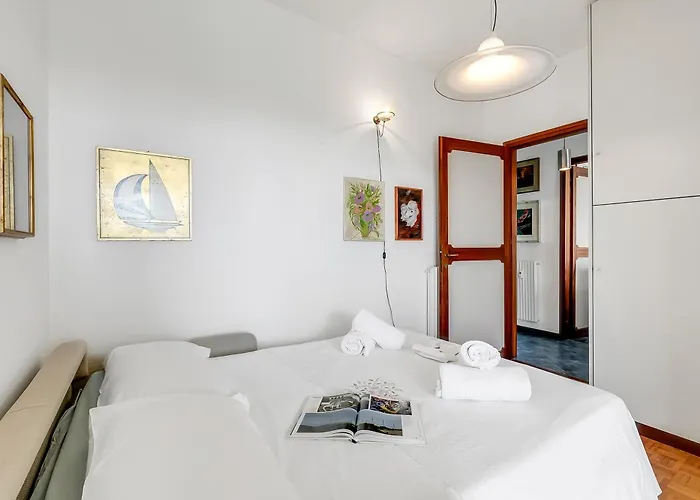 Apartment Owl House - Happy