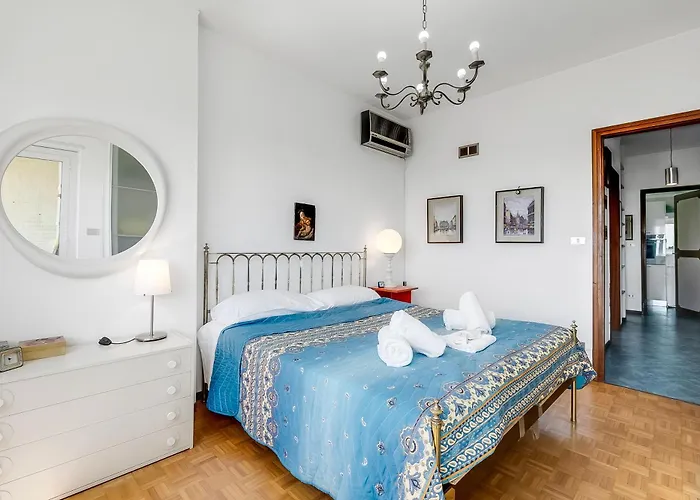 Apartment Owl House - Happy