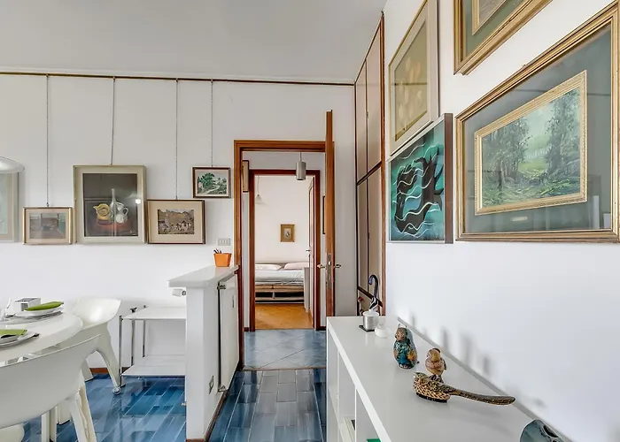 Apartment Owl House - Happy